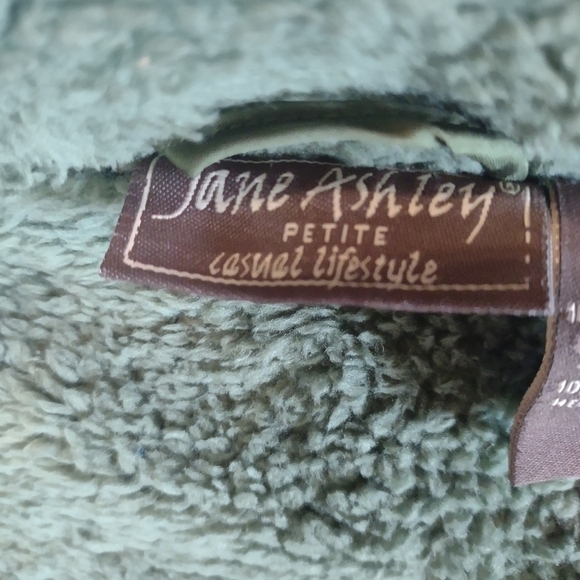 Jane Ashley petite casual lifestyle woman's puffer vest - Picture 4 of 5